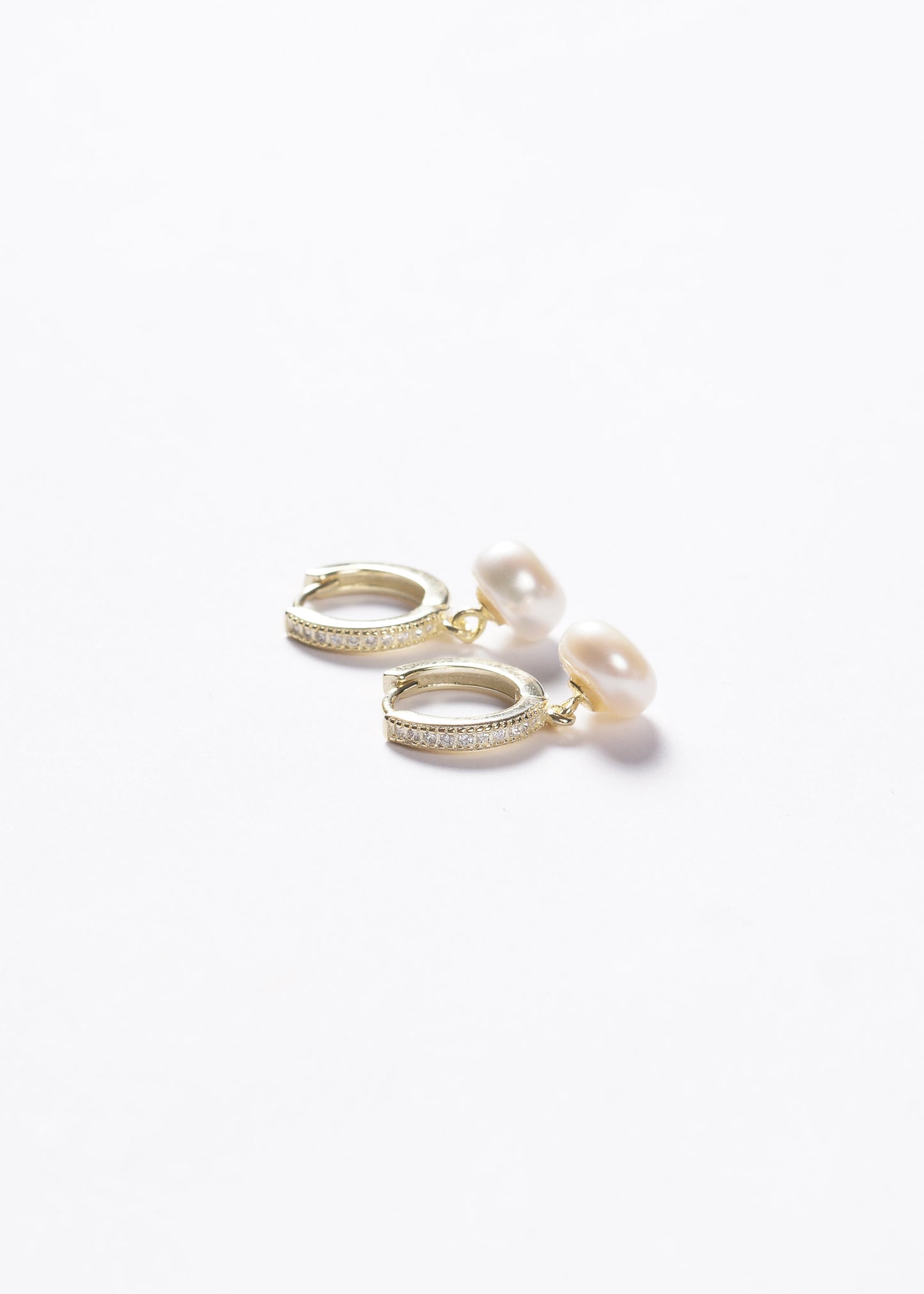 Caravanas aros huggies zirconias con perla de río Plata 925 & Baño de oro 18k