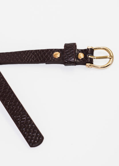 Cinto country fino texturizado con hebilla dorada