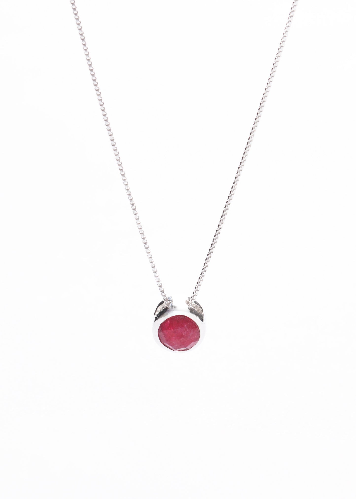 Cadena collar rubí redondo 8mm plata 925 45cm - Amor y pasión