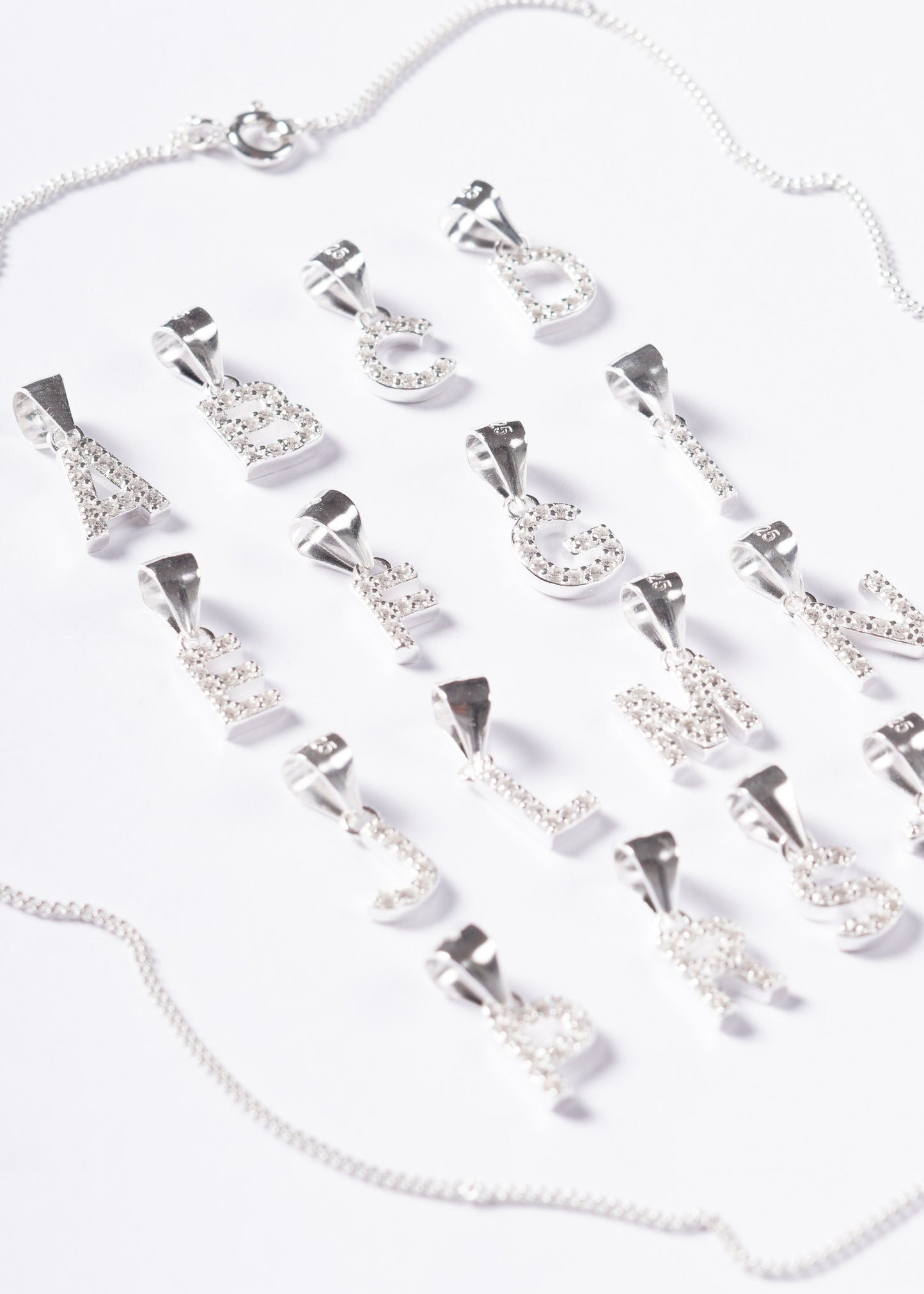 Cadena collar eslabones con dije inicial todo zirconia plata 925