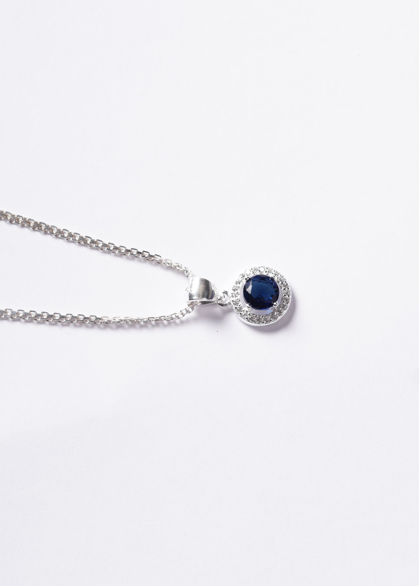 Cadena collar Bismarck con dije lady di calado azul plata 925
