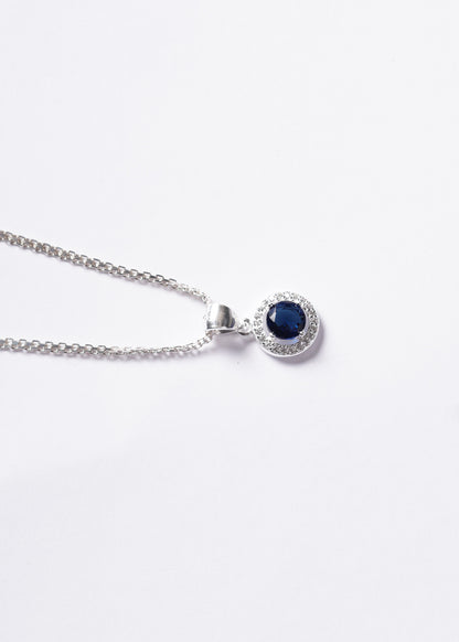 Cadena collar Bismarck con dije lady di calado azul plata 925