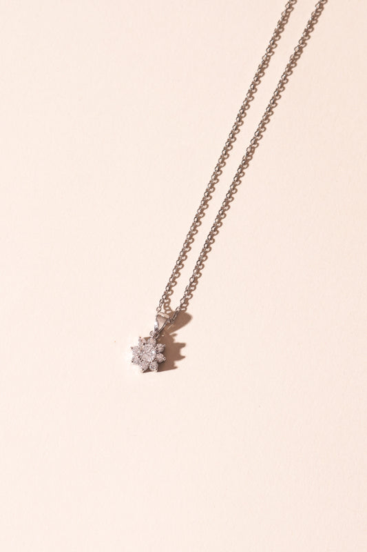 Collar con dije flor zirconias