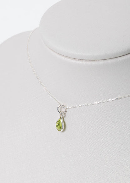 Cadena collar con dije gota peridoto mini plata 925 - Riqueza