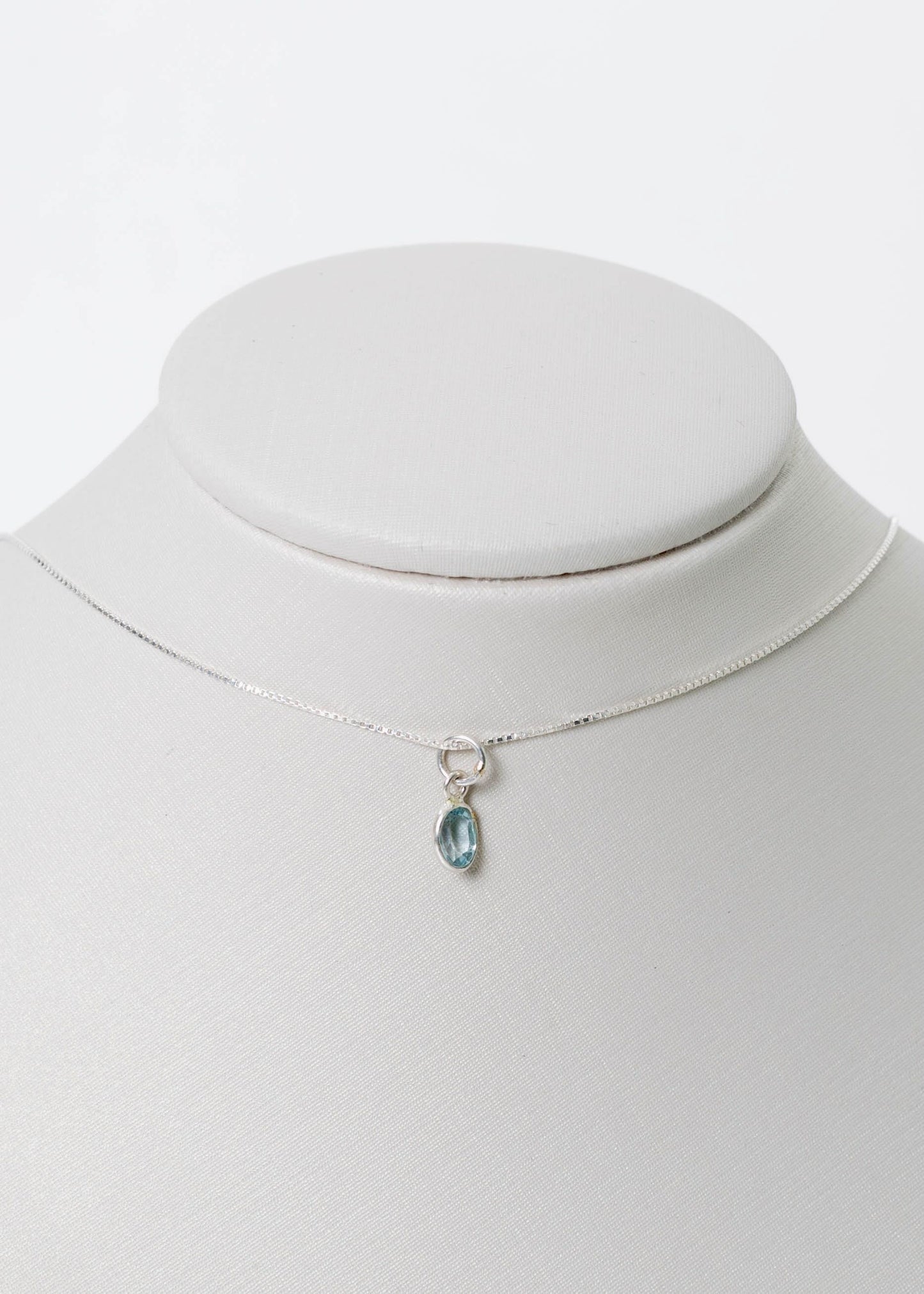 Cadena collar con dije topacio azul oval mini plata 925 - Prosperidad
