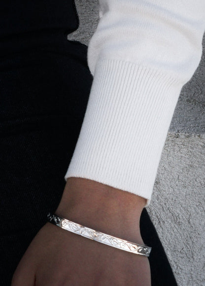 Pulsera esclava abierta esculpida acero quirúrgico