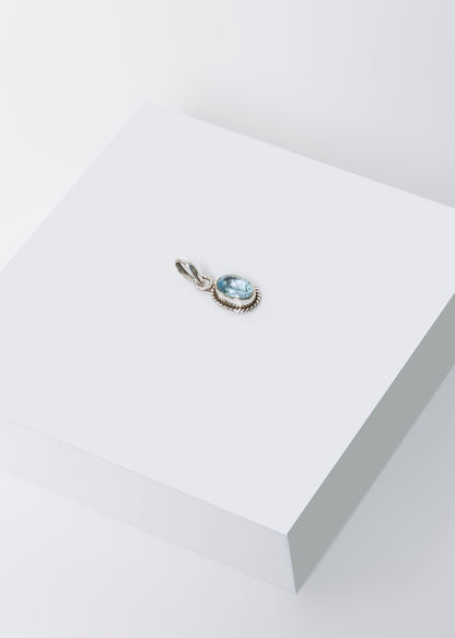 Dije topacio azul oval facetado plata 925