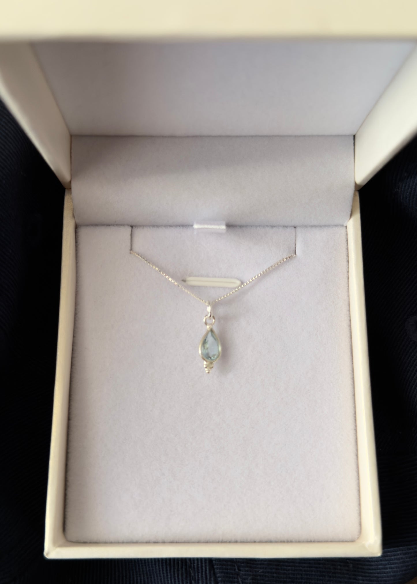 Cadena collar con dije topacio azul gota esferas plata 925