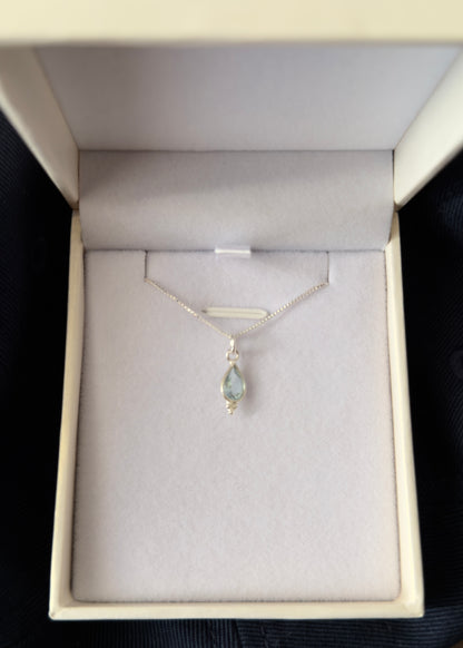 Cadena collar con dije topacio azul gota esferas plata 925