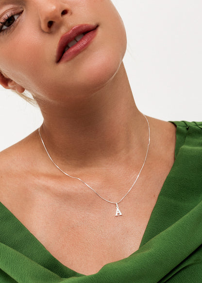 Collar cadena con dije inicial mitad zirconias plata 925