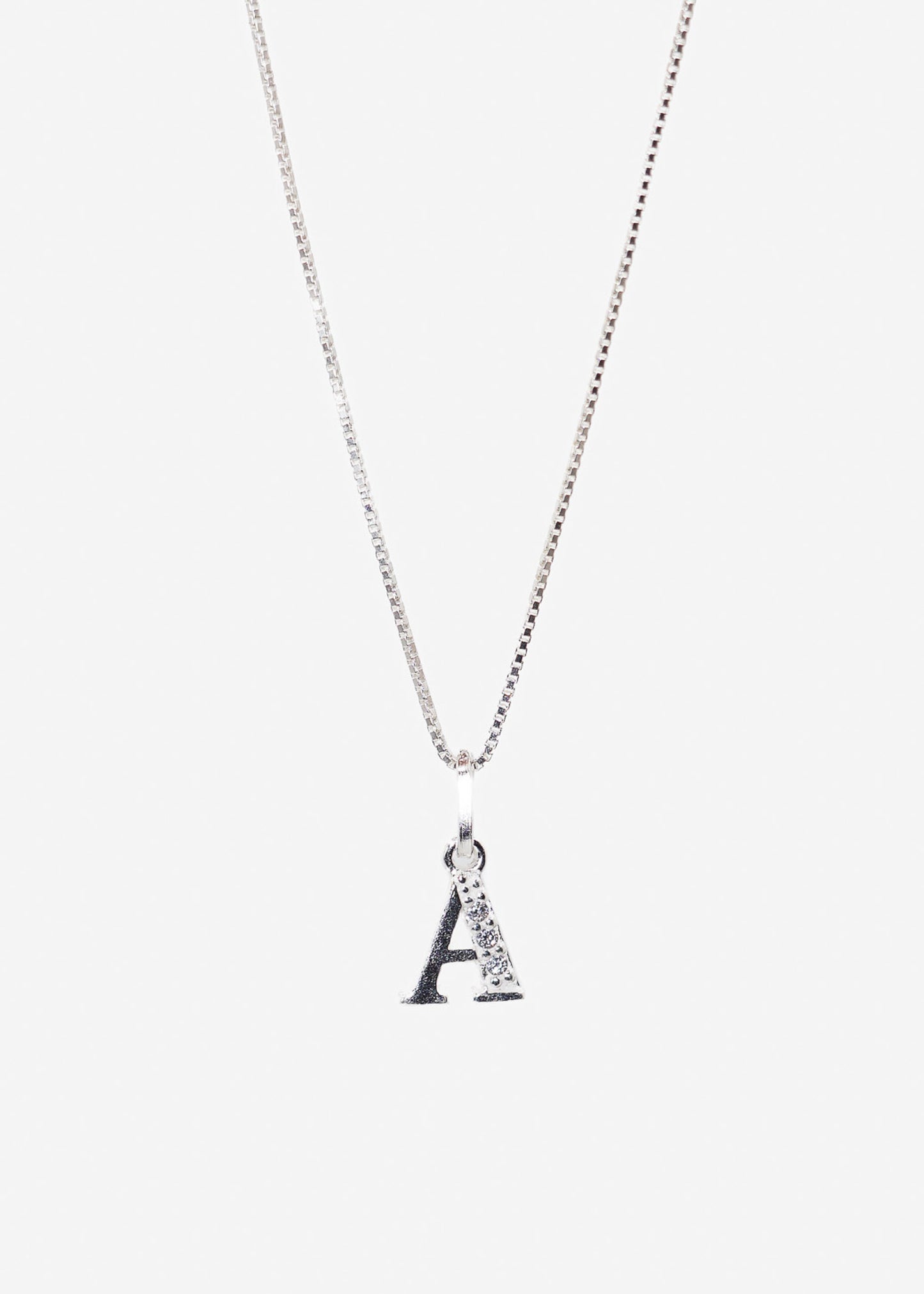 Collar cadena con dije inicial mitad zirconias plata 925