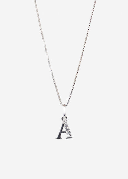 Collar cadena con dije inicial mitad zirconias plata 925