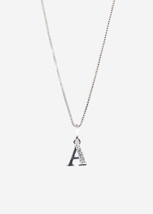 Collar cadena con dije inicial mitad zirconias plata 925