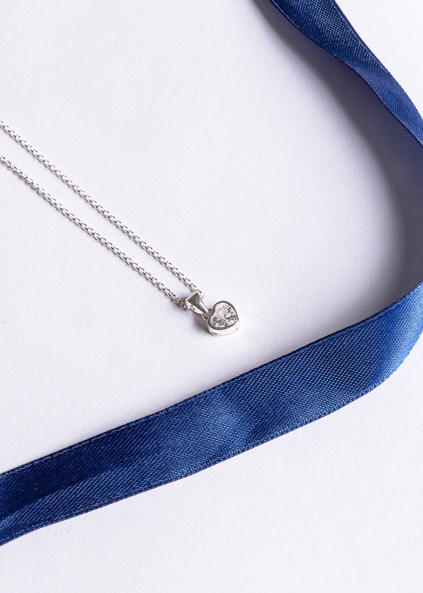 Cadena mini rolo con dije corazón zirconia blanca plata 925