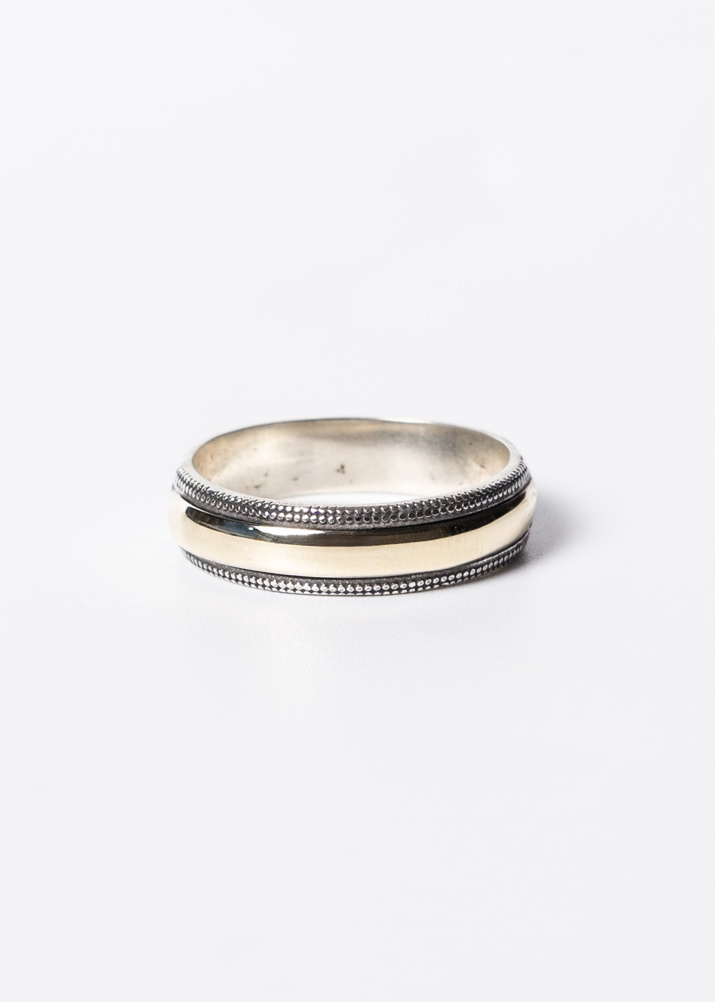 Anillo alianza bombé con facetado plata 925 y doublé de oro 10k
