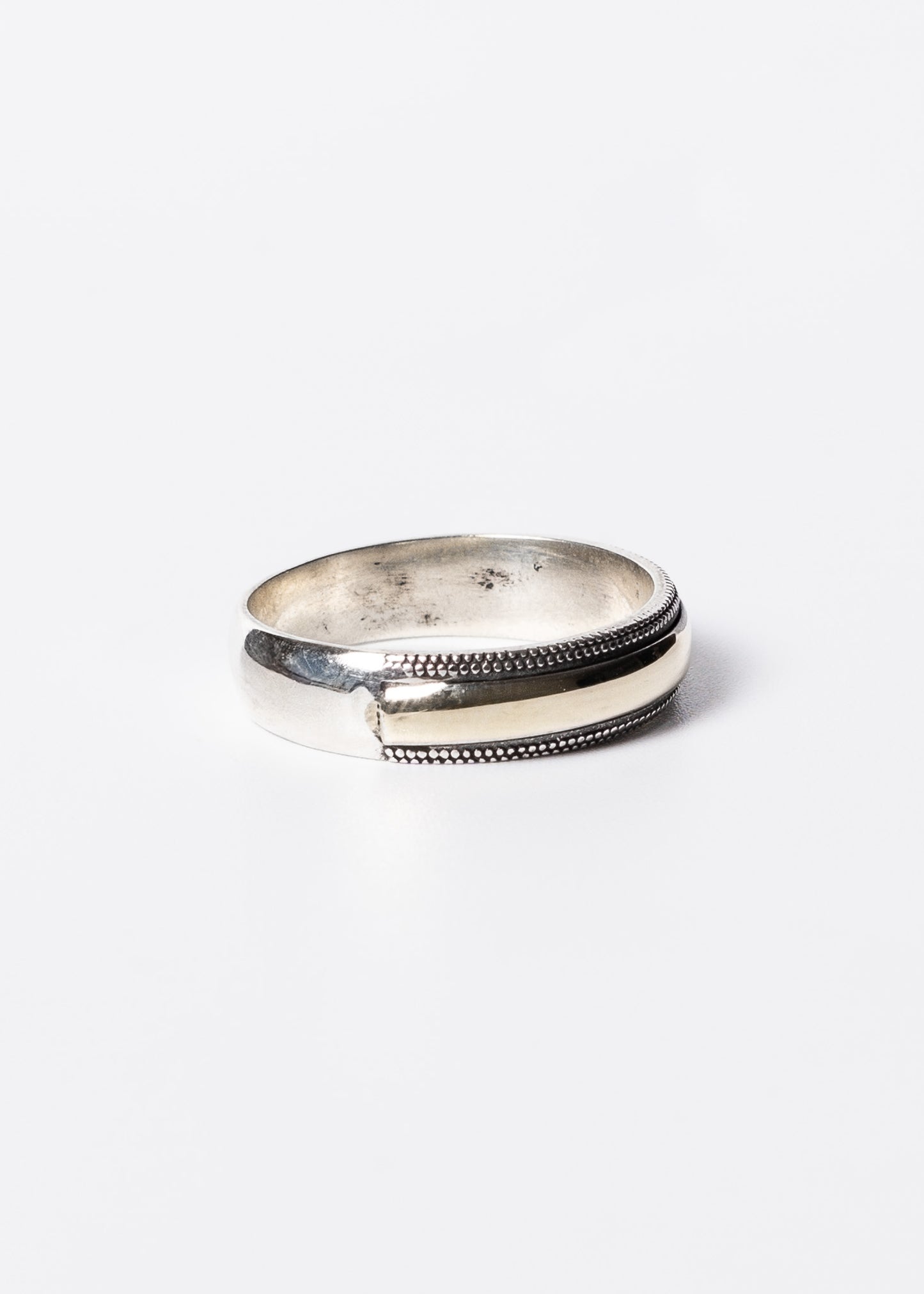 Anillo alianza bombé con facetado plata 925 y doublé de oro 10k