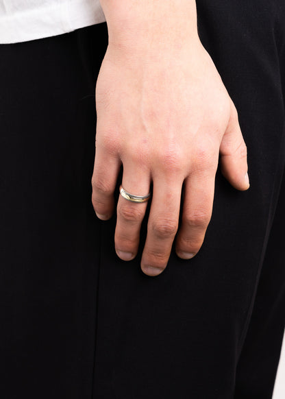 Anillo alianza bombé con facetado plata 925 y doublé de oro 10k