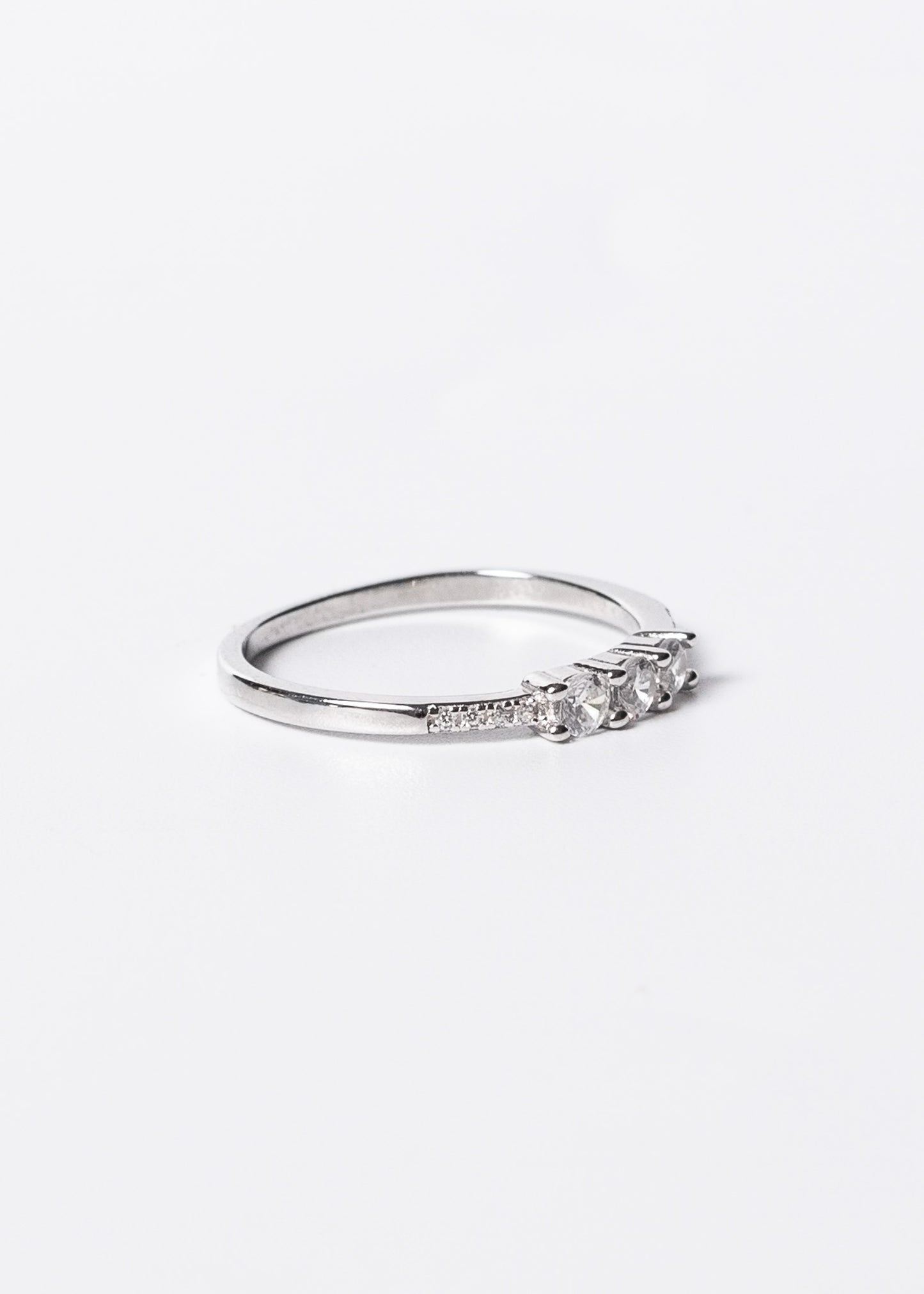 Anillo puntos luz y zirconias laterales plata 925