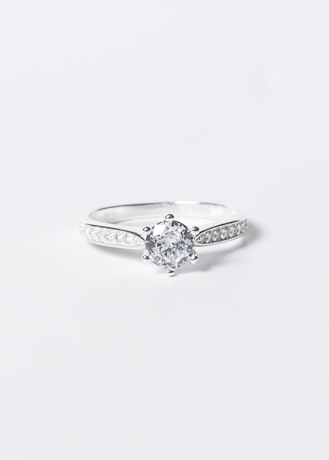 Anillo cintillo piedra 6mm con zirconias laterales plata 925
