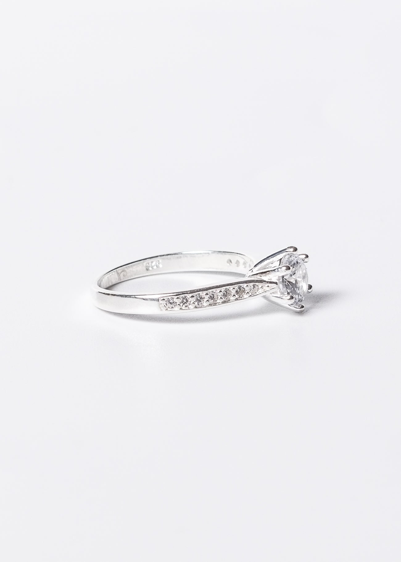Anillo cintillo piedra 6mm con zirconias laterales plata 925
