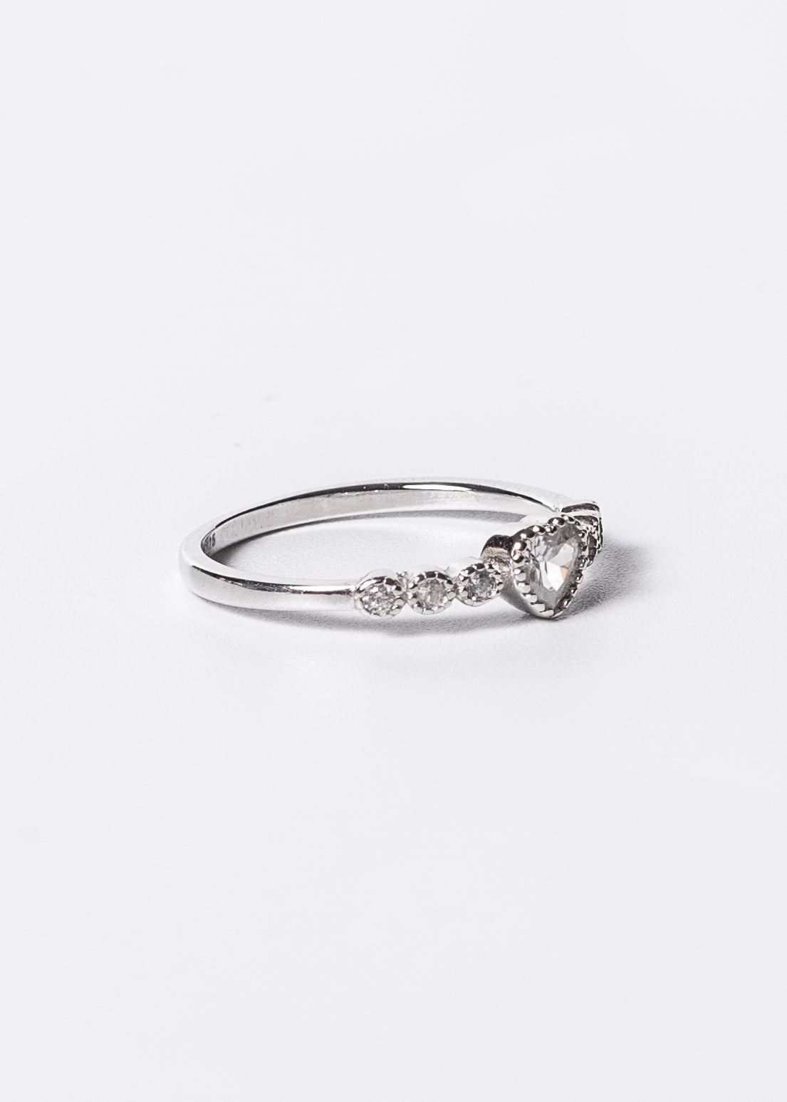 Anillo corazón y puntos luz laterales zirconias plata 925