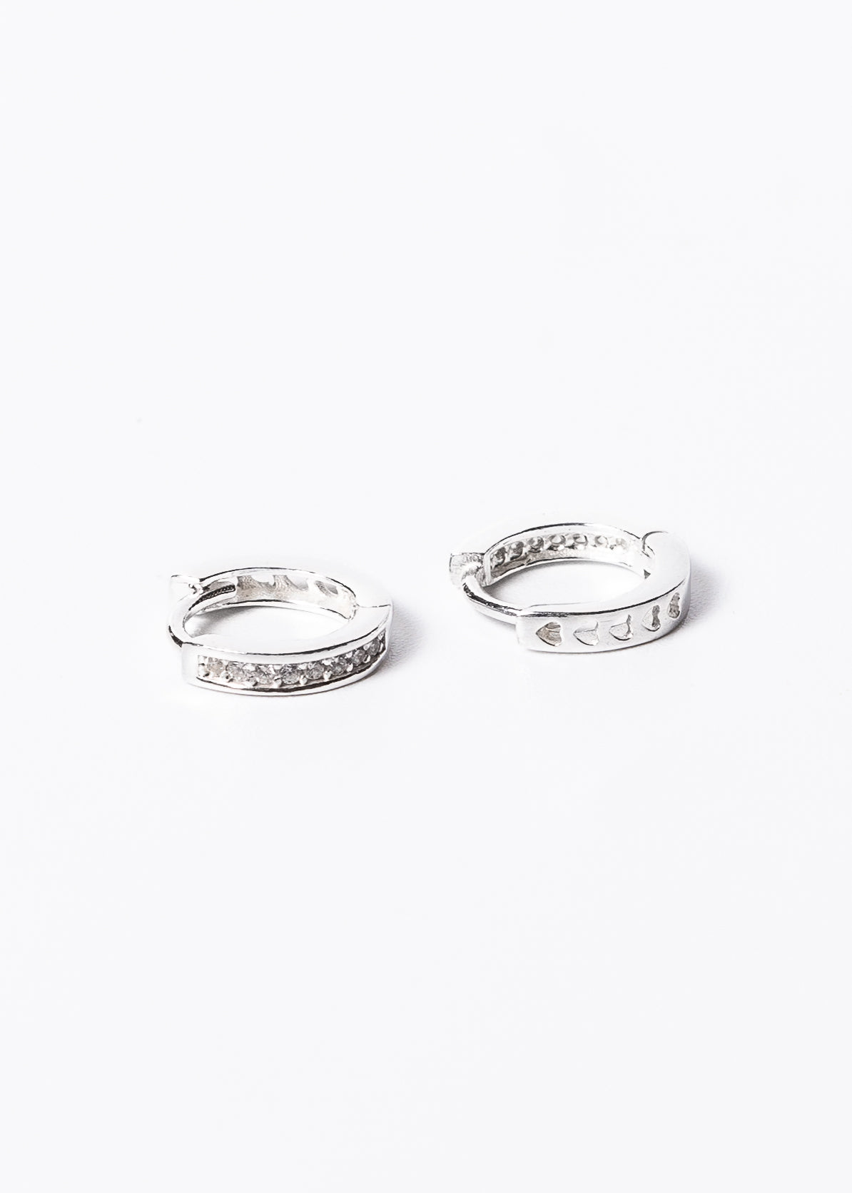 Aros huggies zirconias y corazones traseros plata 925