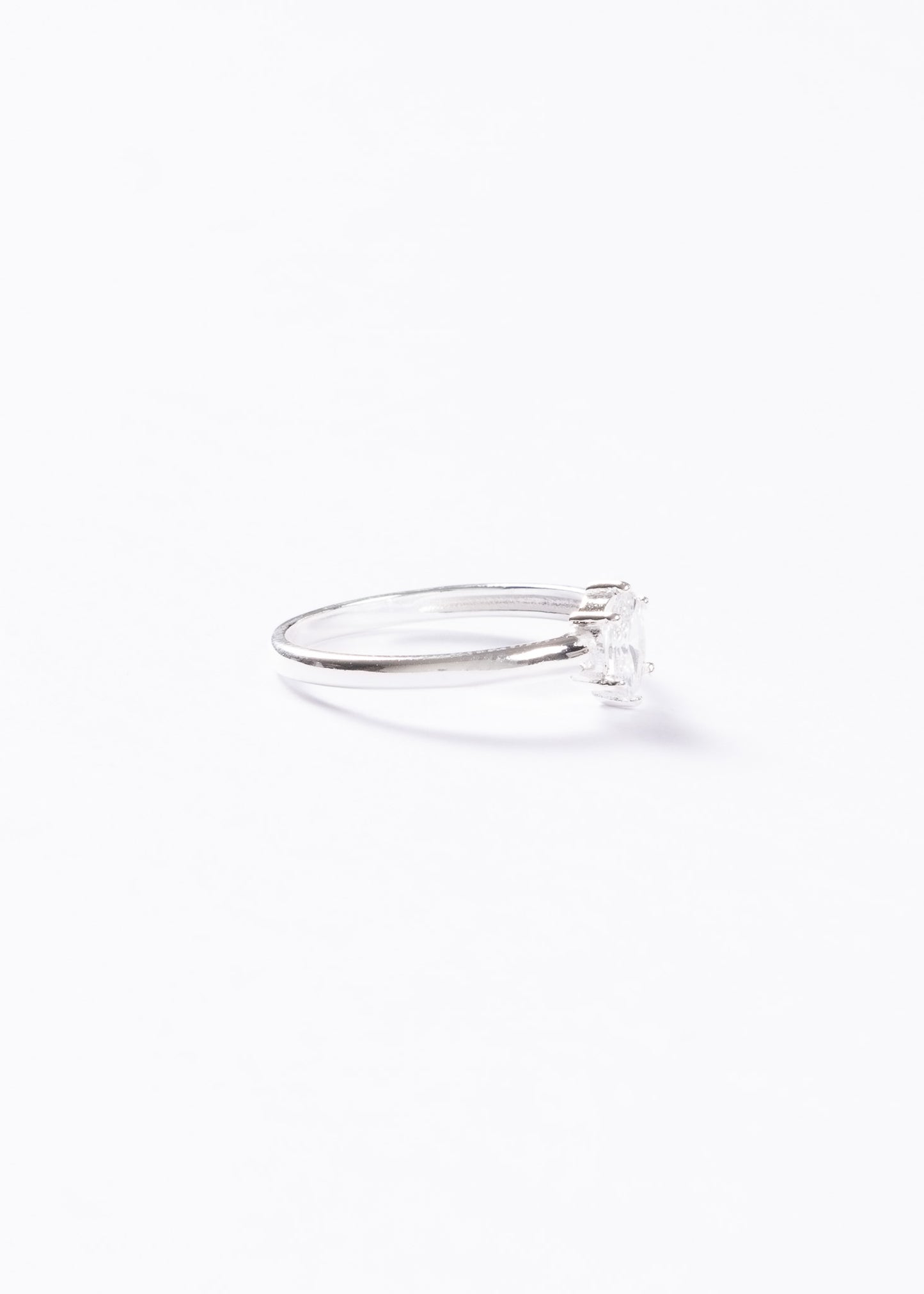 Anillo con zirconia blanca oval plata 925