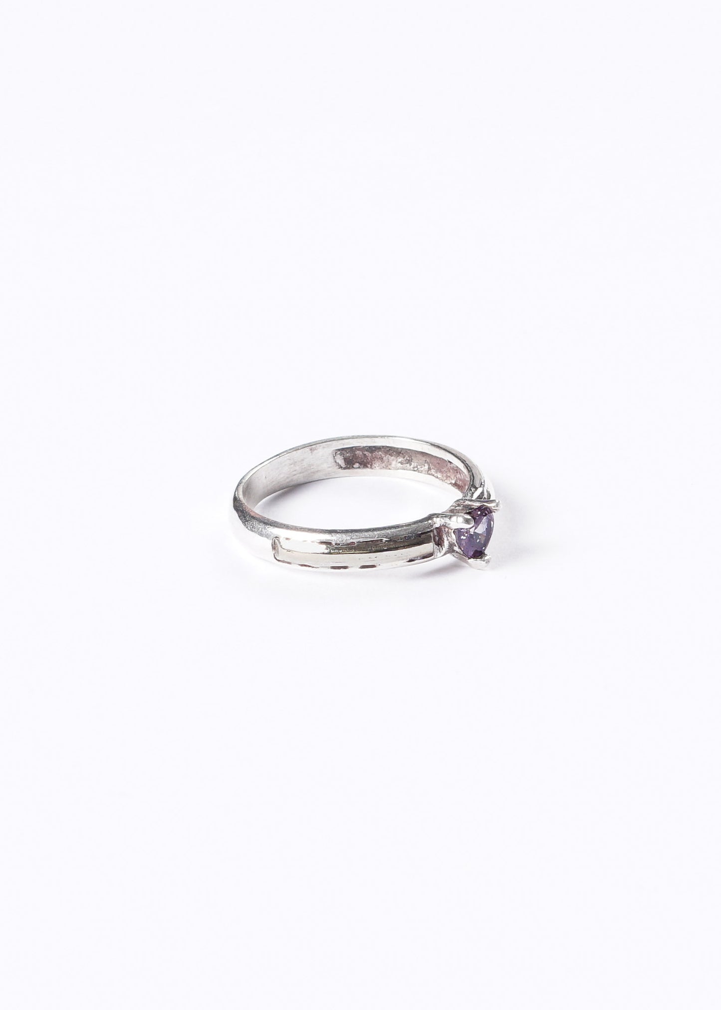 Anillo cintillo corazón violeta plata 925 y doublé de oro 10k