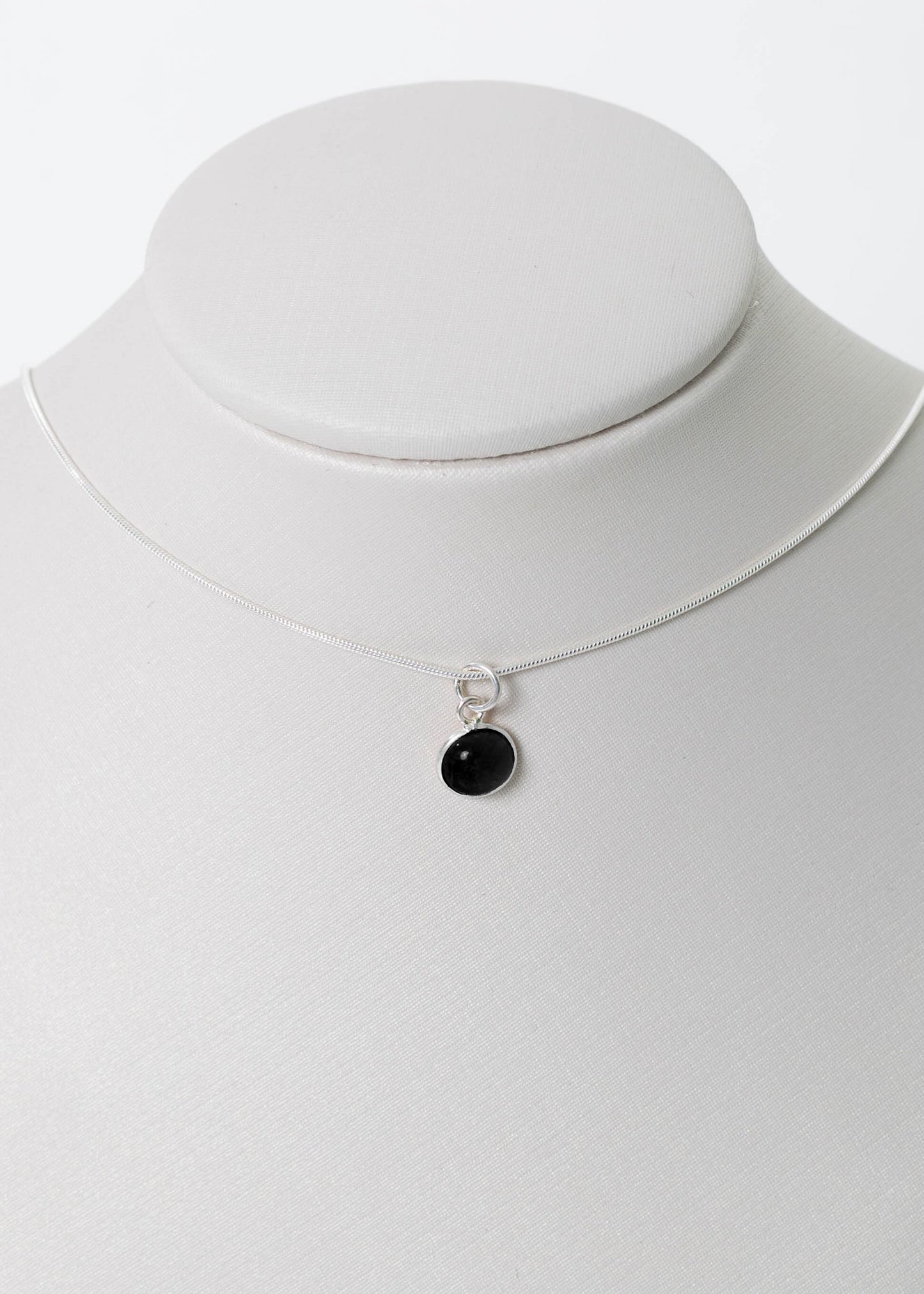 Cadena collar con dije ónix redondo plata 925 - Fuerza y protección