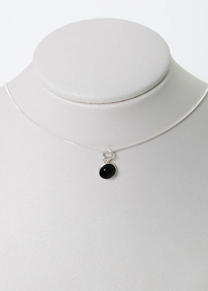 Cadena collar con dije ónix redondo plata 925 - Fuerza y protección