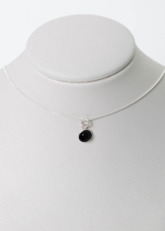 Cadena collar con dije ónix redondo plata 925 - Fuerza y protección