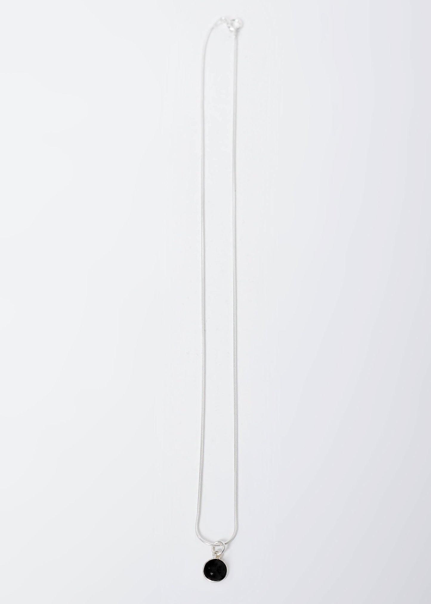 Cadena collar con dije ónix redondo plata 925 - Fuerza y protección