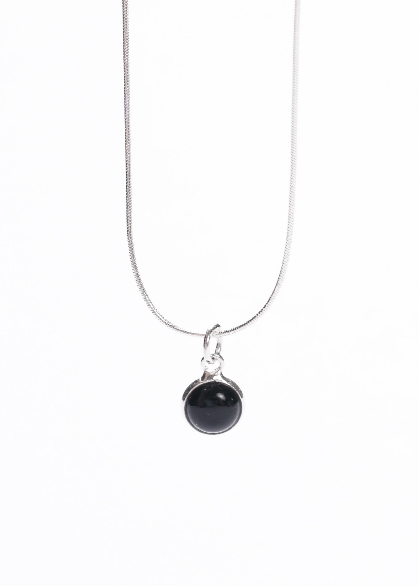 Cadena collar con dije ónix redondo plata 925 - Fuerza y protección