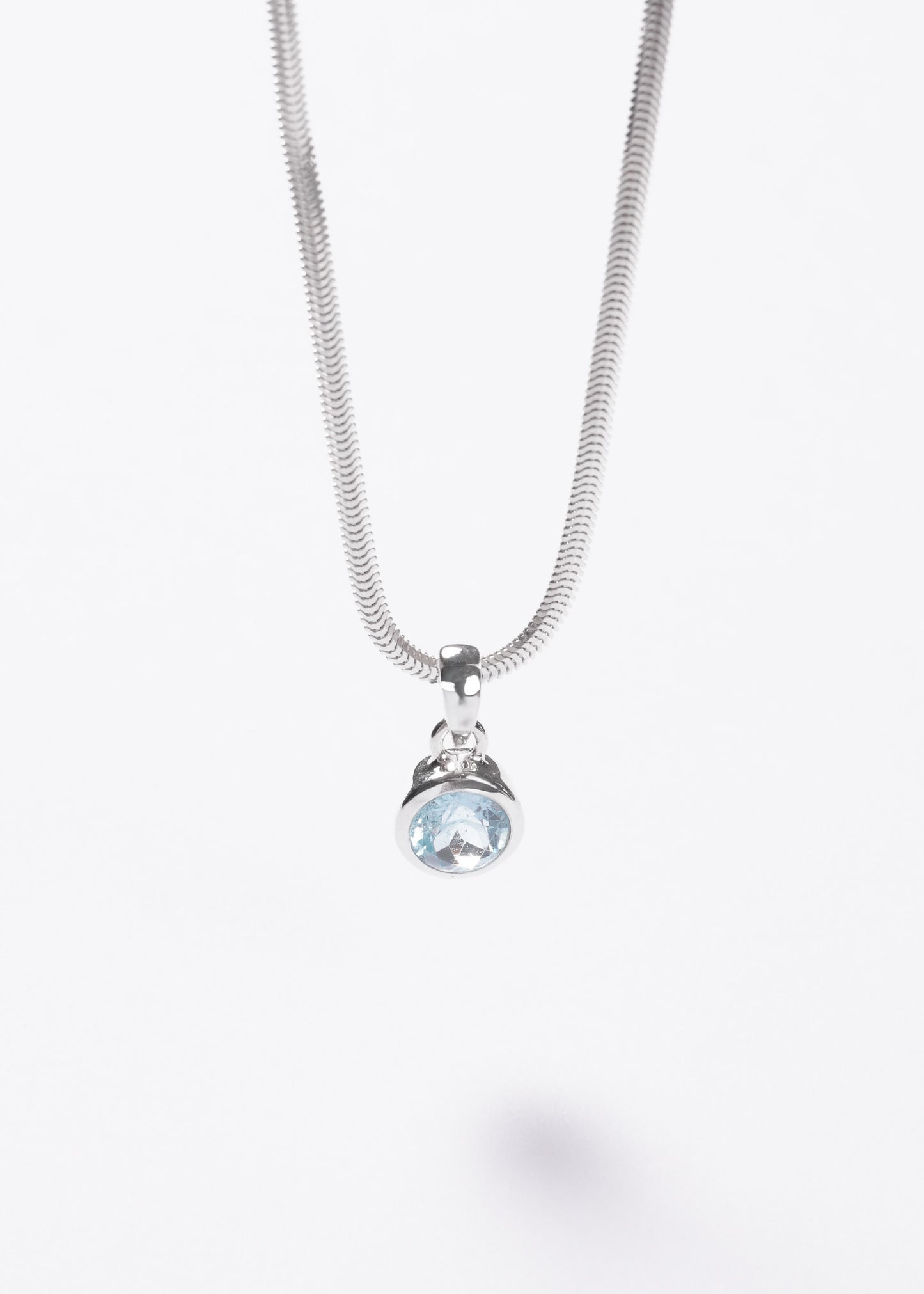 Cadena Omega Italiana 50cm con dije redondo topacio azul plata 925