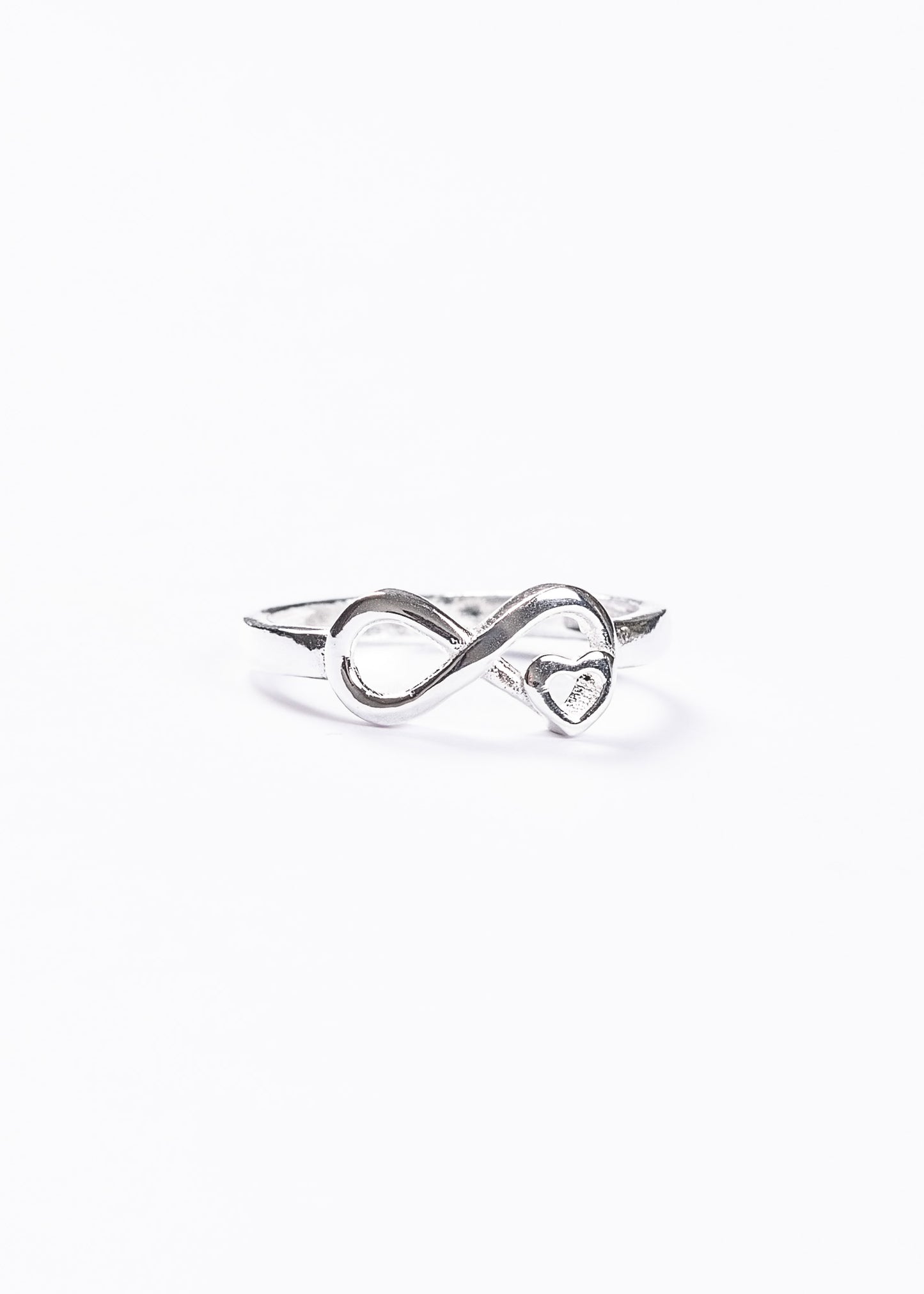 Anillo liso infinito con corazón plata 925