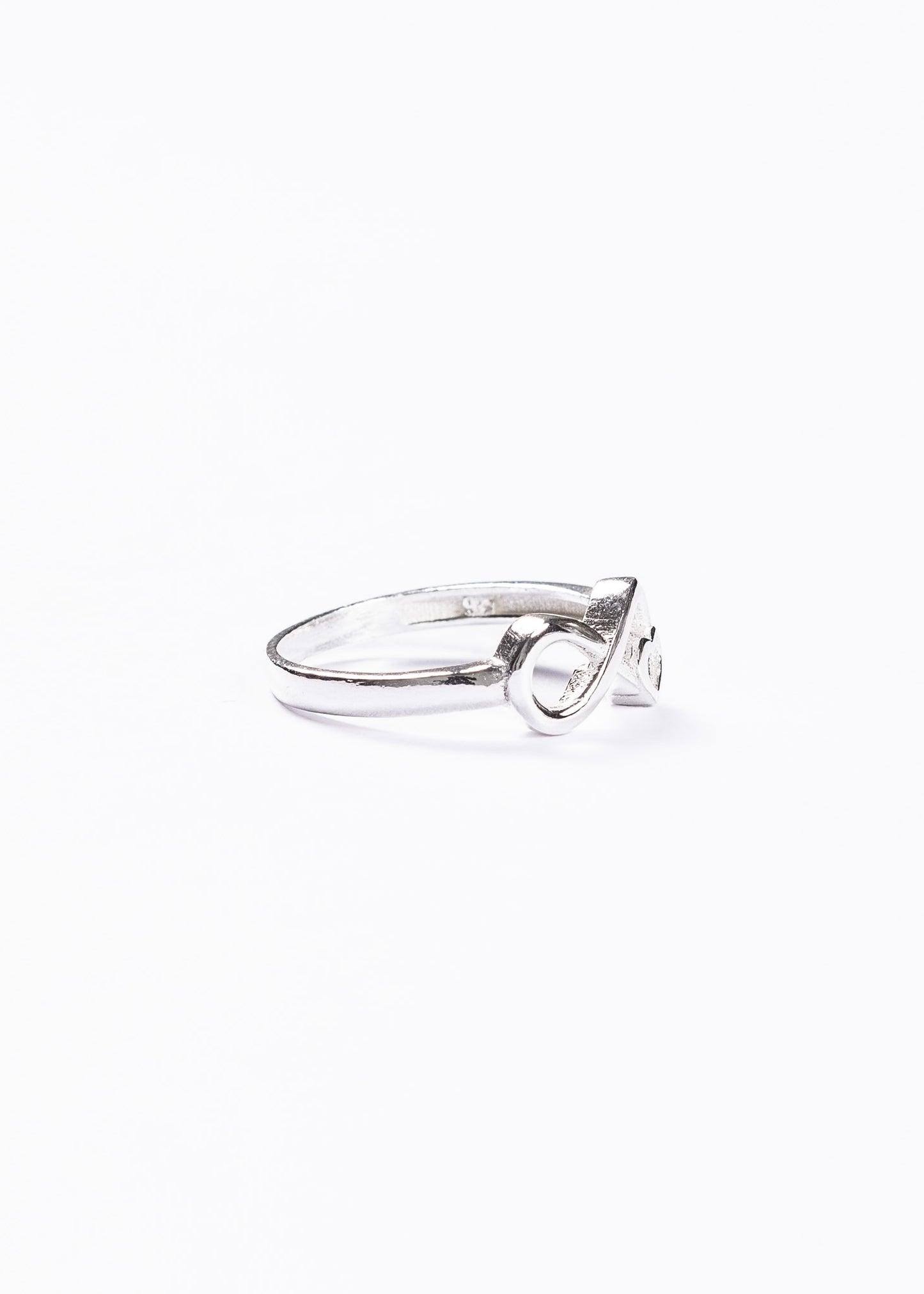 Anillo liso infinito con corazón plata 925