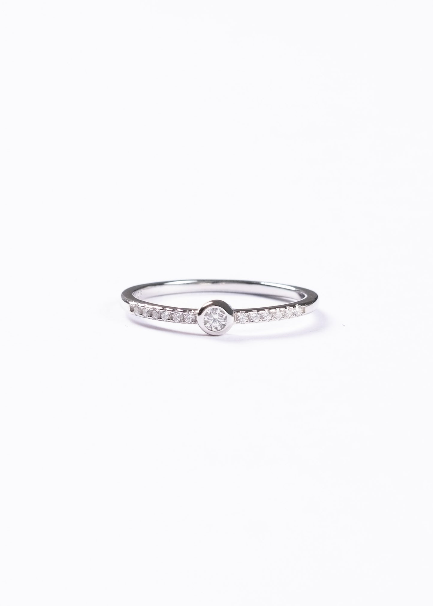 Anillo punto luz con zirconias laterales plata 925