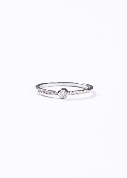Anillo punto luz con zirconias laterales plata 925