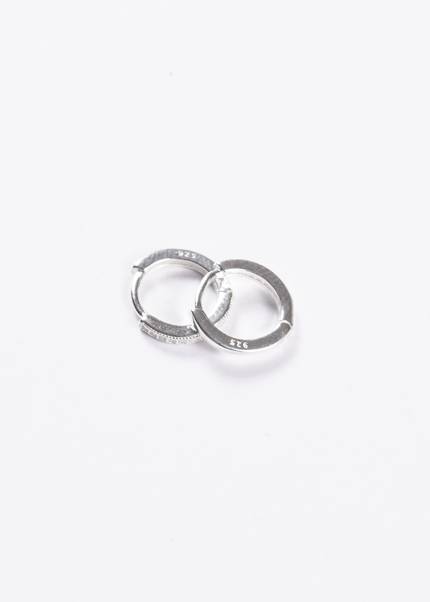 Caravanas aros huggies finos zirconias sin fin plata 925