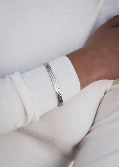 Pulsera esclava abierta martillada acero quirúrgico