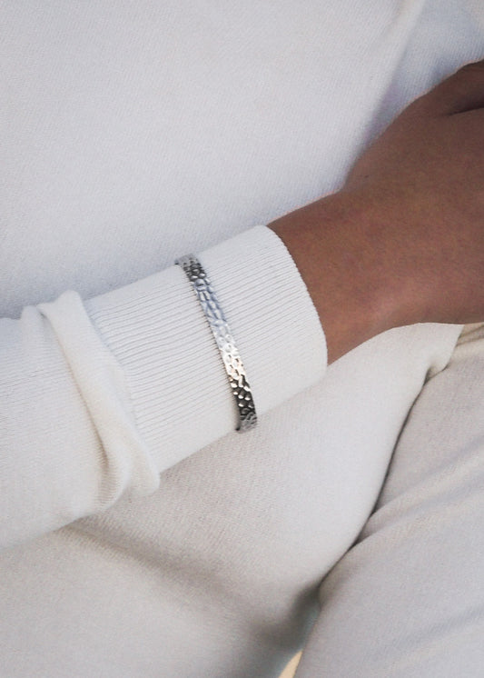 Pulsera esclava abierta martillada acero quirúrgico