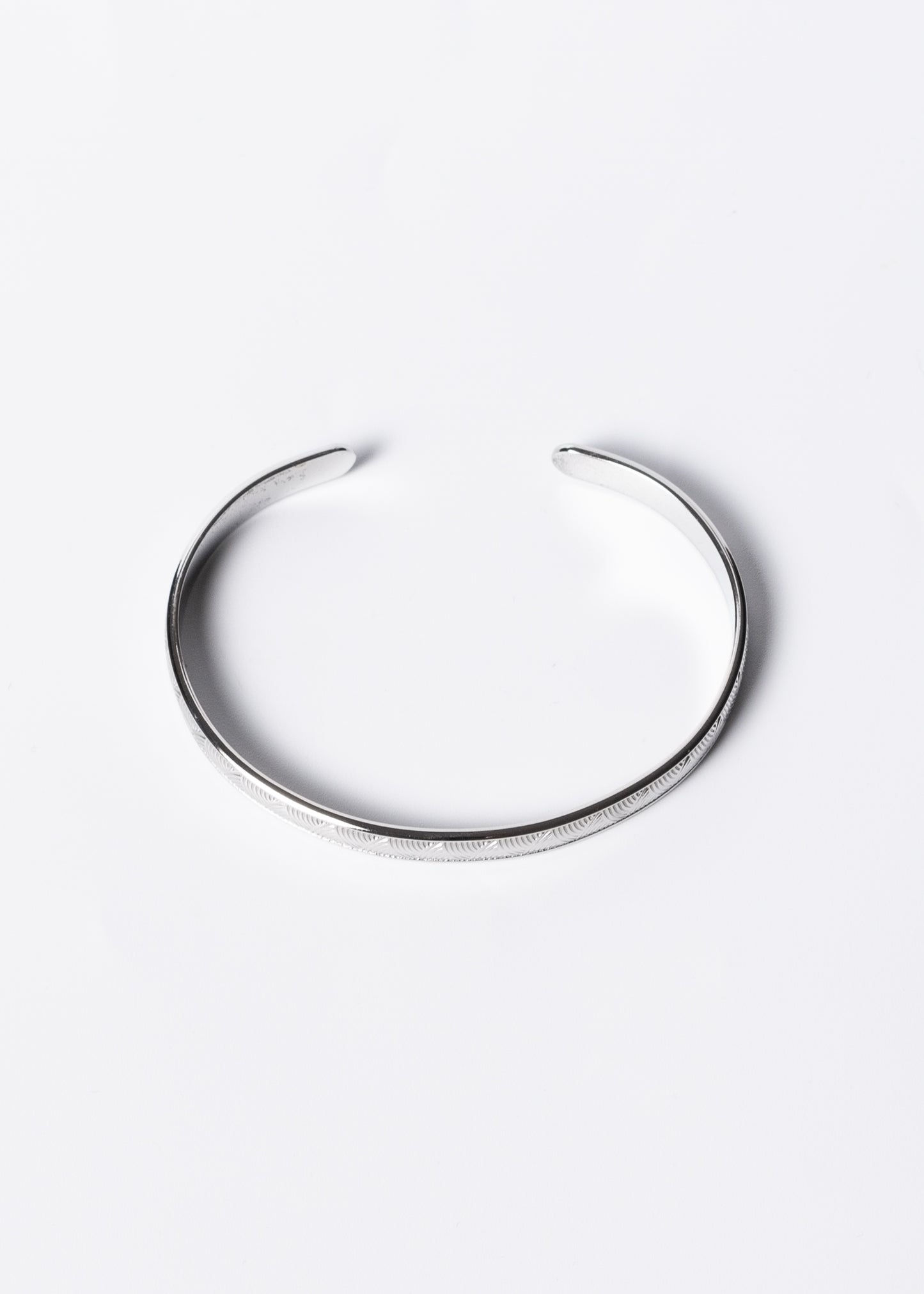 Pulsera esclava abierta labrada acero quirúrgico