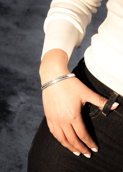 Pulsera esclava abierta labrada acero quirúrgico