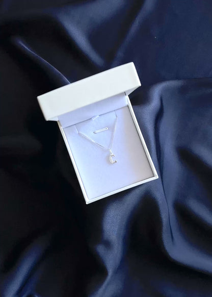 Collar cadena con dije inicial mitad zirconias plata 925