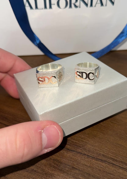 Anillo de mesa plata 950 con 2 o 3 iniciales + apliques oro 10k