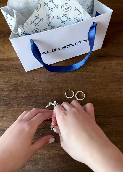 Anillo zirconias sin fin enchapado en plata + packaging de lujo